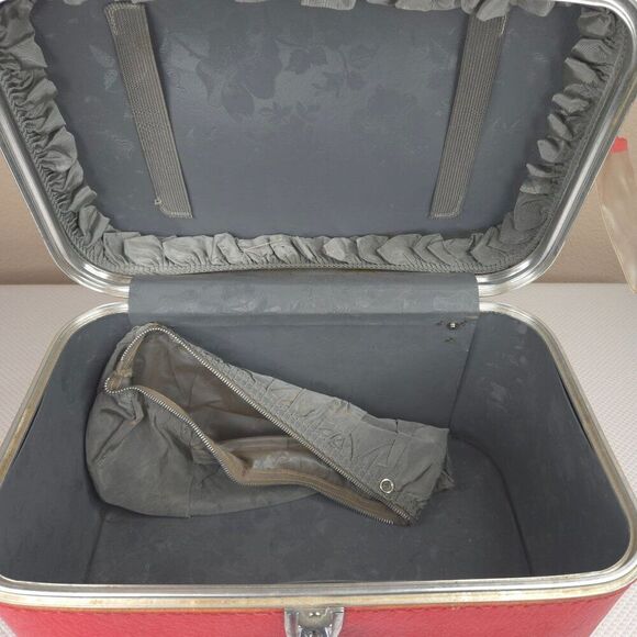Vintage 60s Red Travel Train Case Carry On Bag - Picture 9 of 12